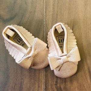 Baby Gap Baby Girl’s Gold ✨🌟Fringed Moccs w/Bow
